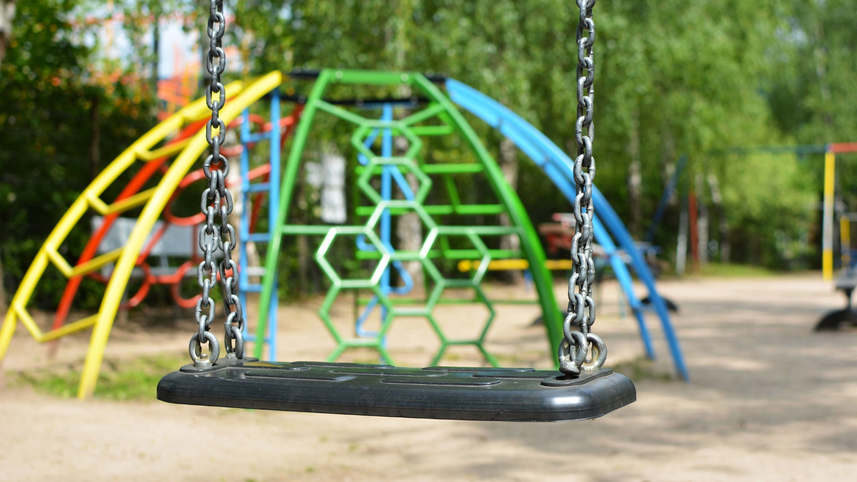 Leere Schaukel auf einem Spielplatz