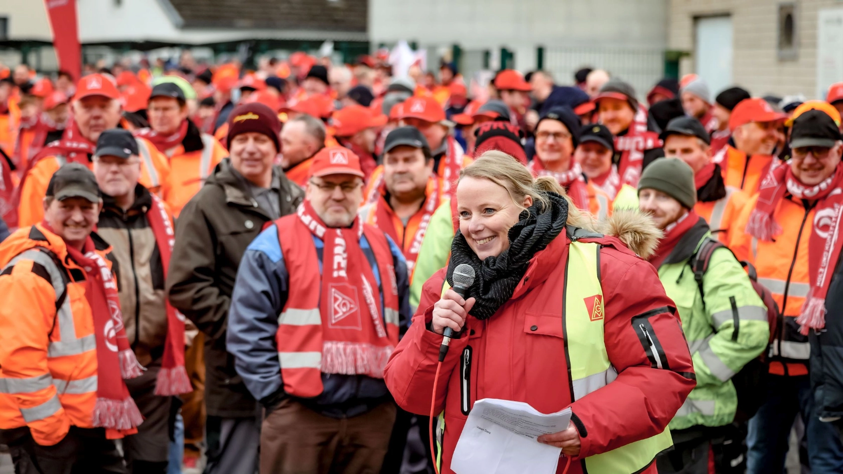 Tarifrunde Holz und Kunststoff 2024: Beschäftigte im Warnstreik bei Westag in Rheda-Wiedenbrück.