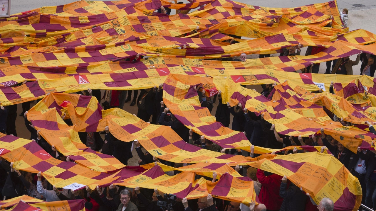 Delegierte des Gewerkschaftstages 2019 der IG Metall halten ein 600 Meter langes Banner gegen Rassismus