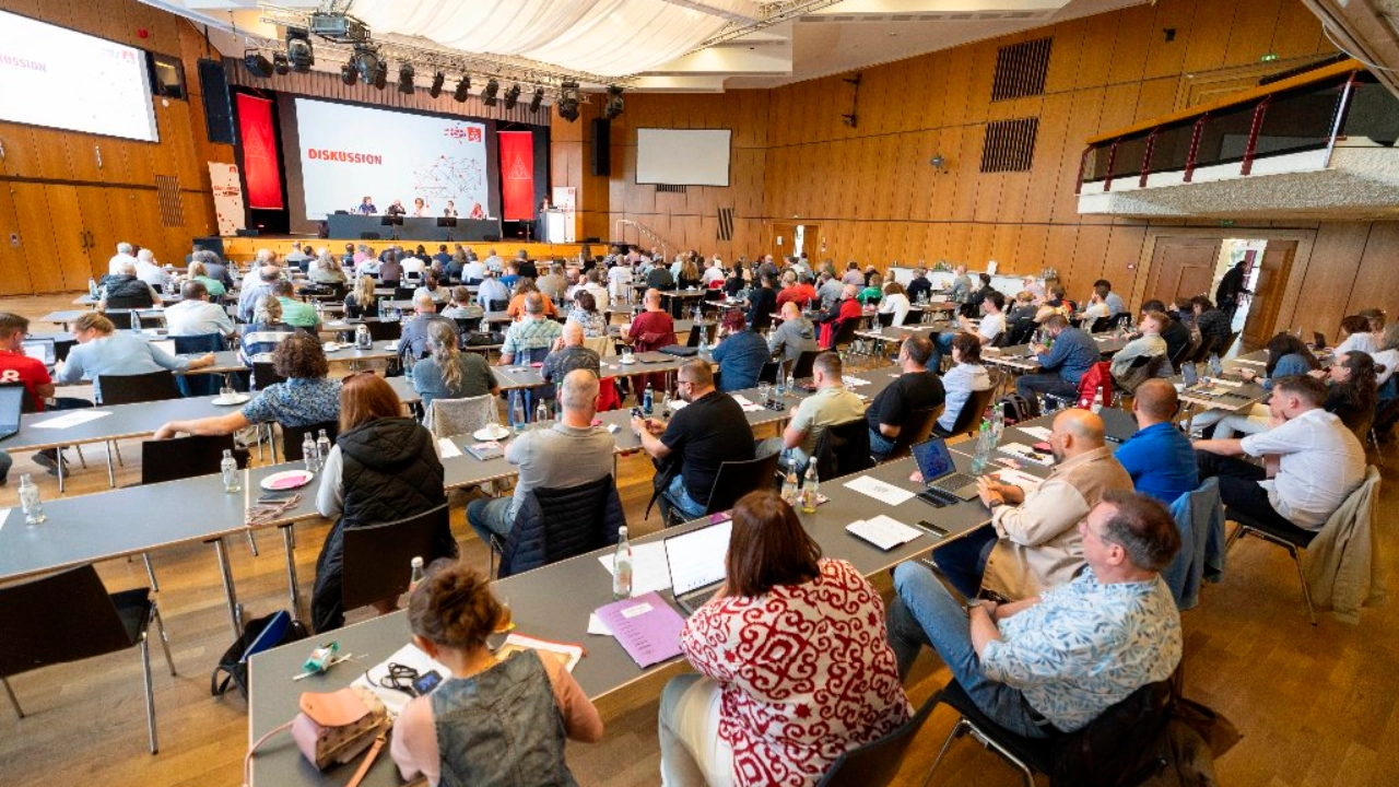 Die IG Metall Baden-Württemberg beginnt bei der Großen Tarifkommission die Diskussion über Tarifforderung für die Metall- und Elektroindustrie.