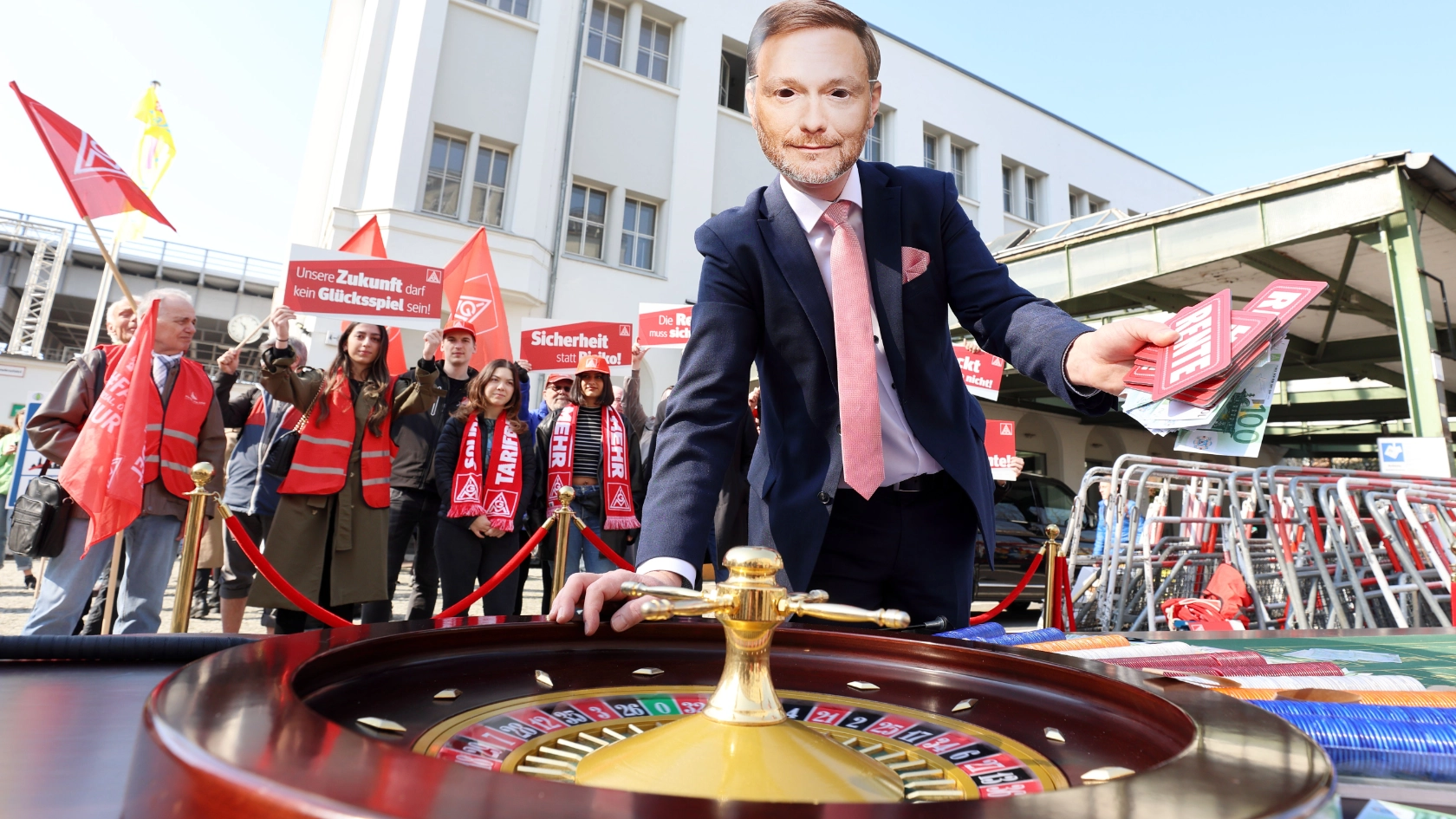 Bei der Aktion „Rentenroulette“ am 21. April 2023 protestierte die IG Metall mit Hans-Jürgen Urban in Berlin vor dem FDP-Parteitag gegen Pläne einer Aktienrente, die mehr Risiko für die gesetzliche Rente und die Versicherten bedeutet