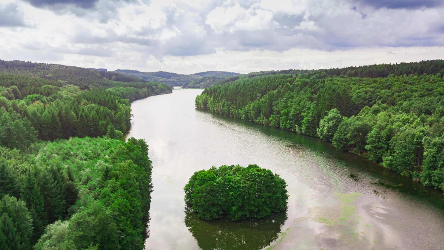 Wiehltalsperre mit "Krombacher" Insel im Bergischen Land in Nordrhein-Westfalen.