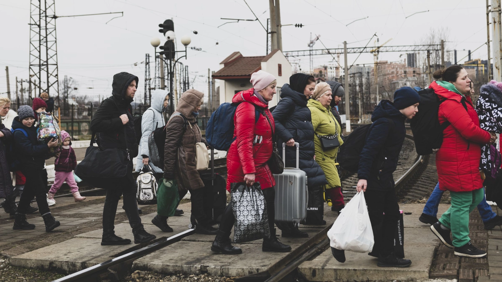 Flüchtende Ukrainerinnen und Ukrainer bei der Ankunft am Bahnhof in Lemberg