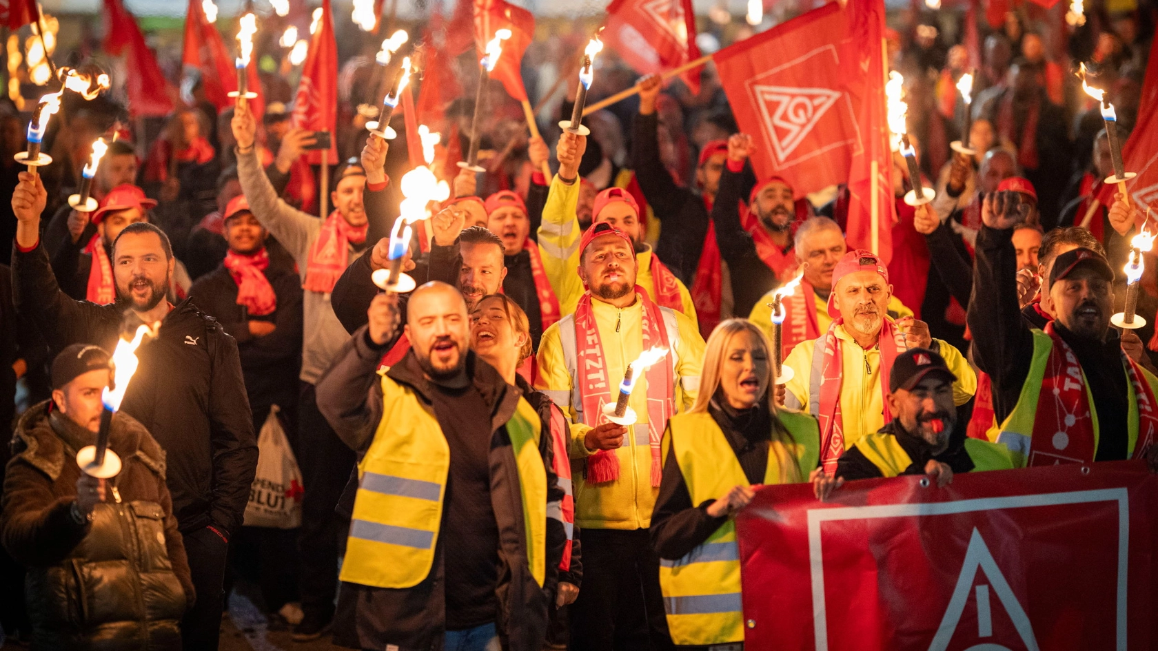 Beschäftigte von Porsche in Stuttgart zum Warnstreik-Auftakt in der Metall-Tarifrunde 2024