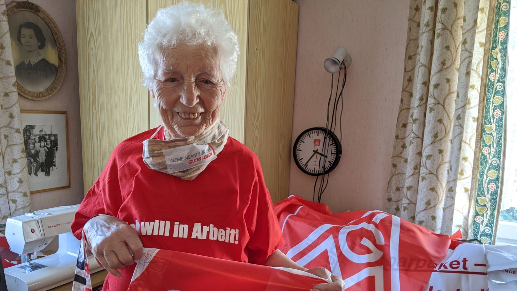 Die Metallerin Rosi macht aus alten IG Metall-Fahnen Taschen und Rucksäcke