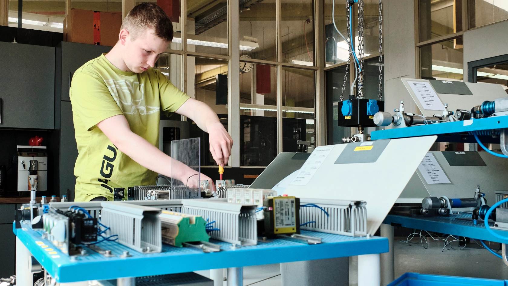 Florian Schröder macht eine Ausbildung bei Claas. Der angehende Mechatroniker hat bereits in der Orientierungsphase während der Schulzeit ein Praktikum in dem Unternehen gemacht.