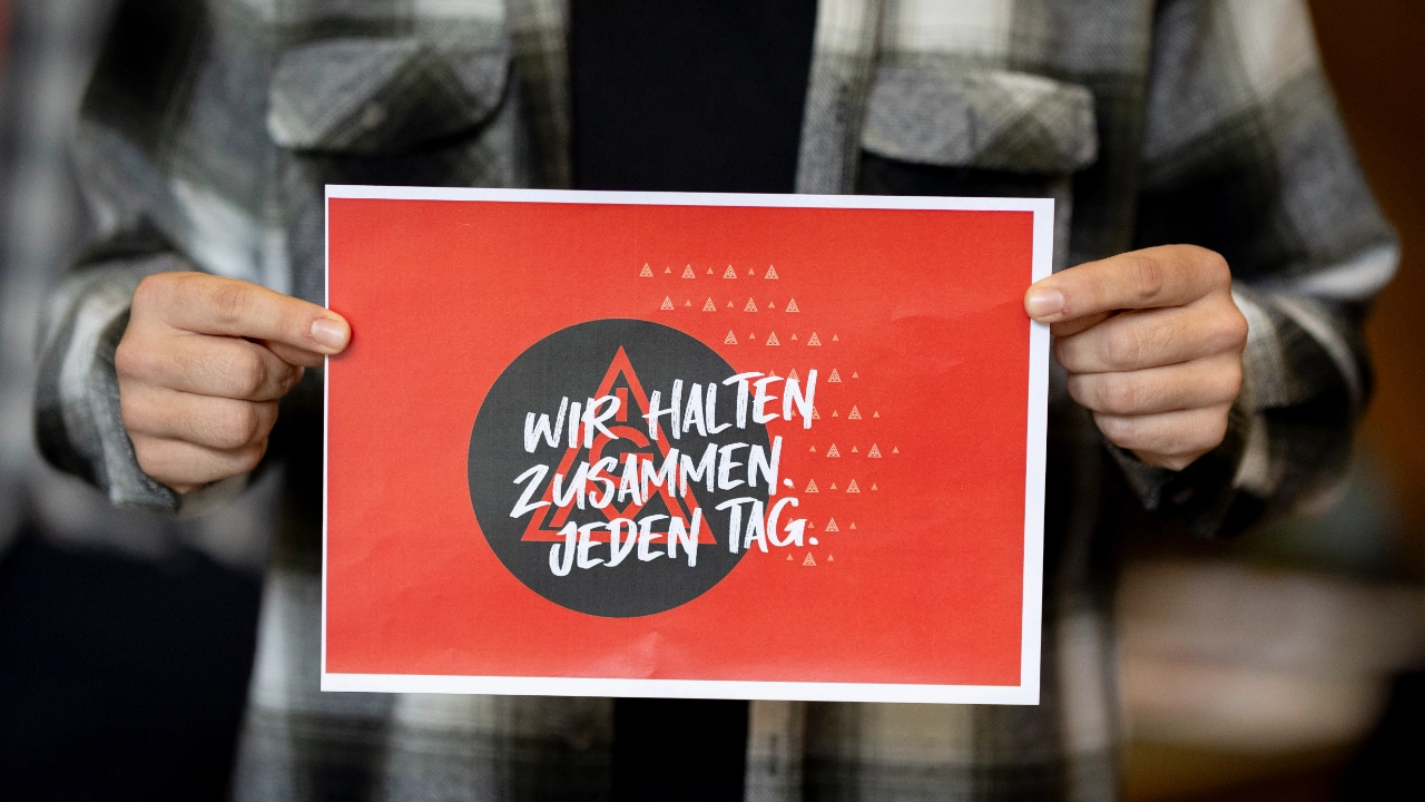 Soli-Aktion auf der Sitzung der Großen Tarifkommission M+E am 16. Mai 2024 für die Beschäftigten der Mercedes-Niederlassungen.