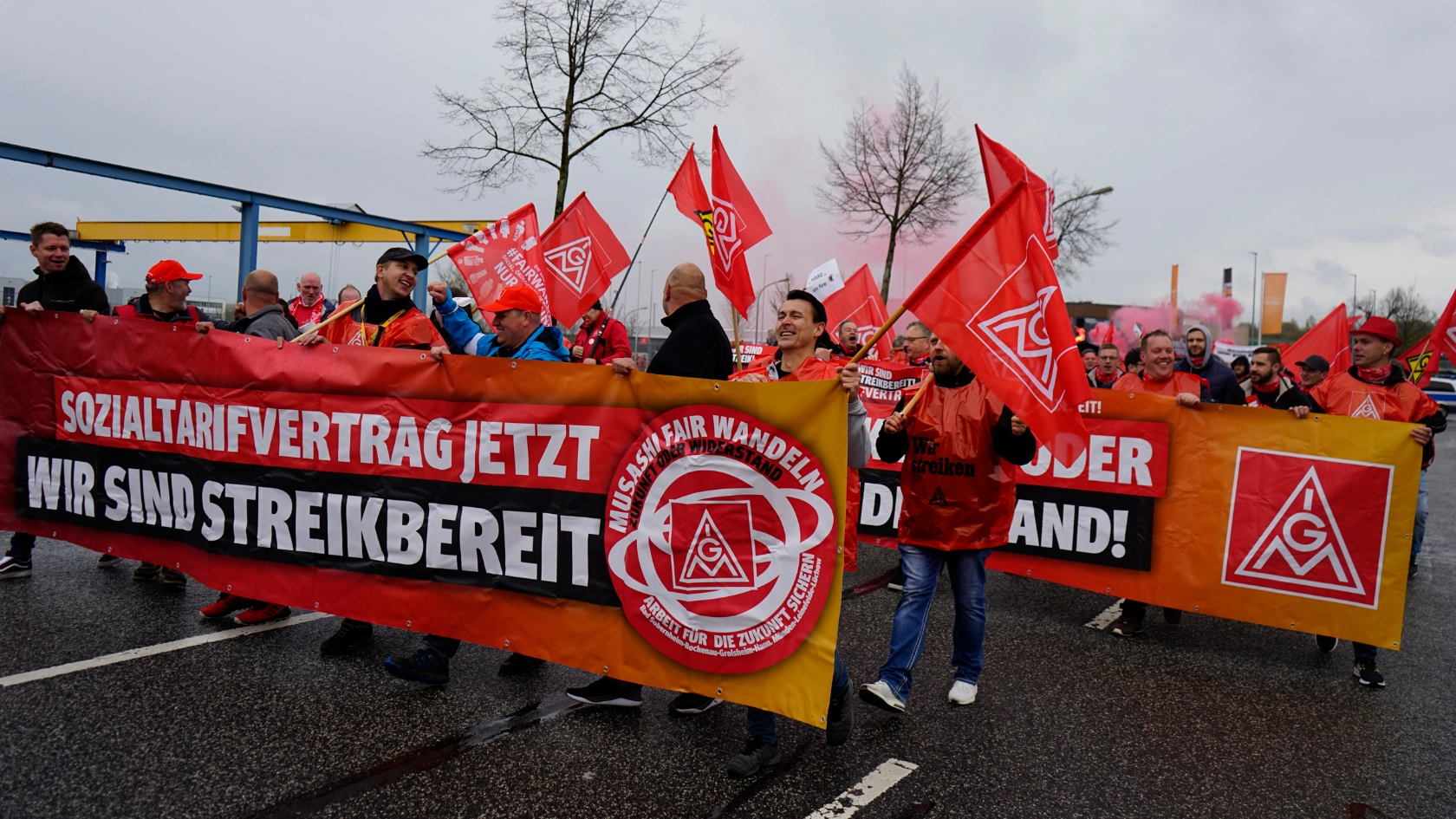 25. April 2022: 24-Stunden-Warnstreik an allen Standorten. 1000 Beschäftigte kommen zur zentralen Streikversammlung und Demo in Leinefelde in Thüringen. Erste Bandabrisse beim Kunden Volvo.