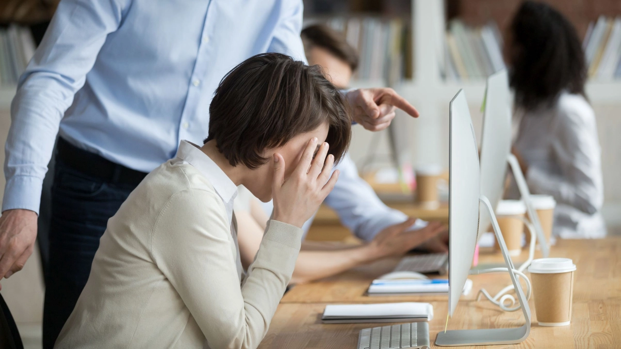 eine Büroangestelle wird von ihrem Vorgesetzten massiv unter Druck gesetzt