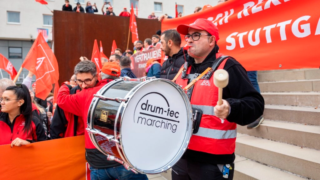 Ludwigsburg, Baden-Wuerttemberg, 15.10.2024: In Ludwigsburg finden Tarifverhandlungen zu M+E zwischen der IG Metall und Südwestmall statt. Die Gewerkschaft hat hierzu einen Aktionstag veranstaltet.