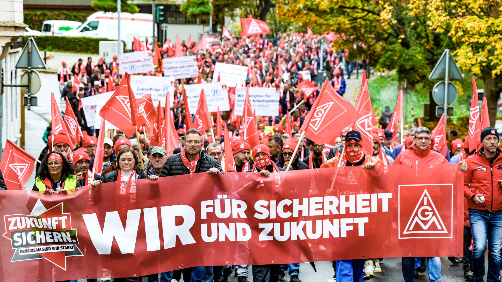 Am 30. Oktober kamen 2.000 warnstreikende Beschäftigte aus 54 Betrieben aus der Region Ennepe-Ruhr-Wupper in Gevelsberg zusammen.