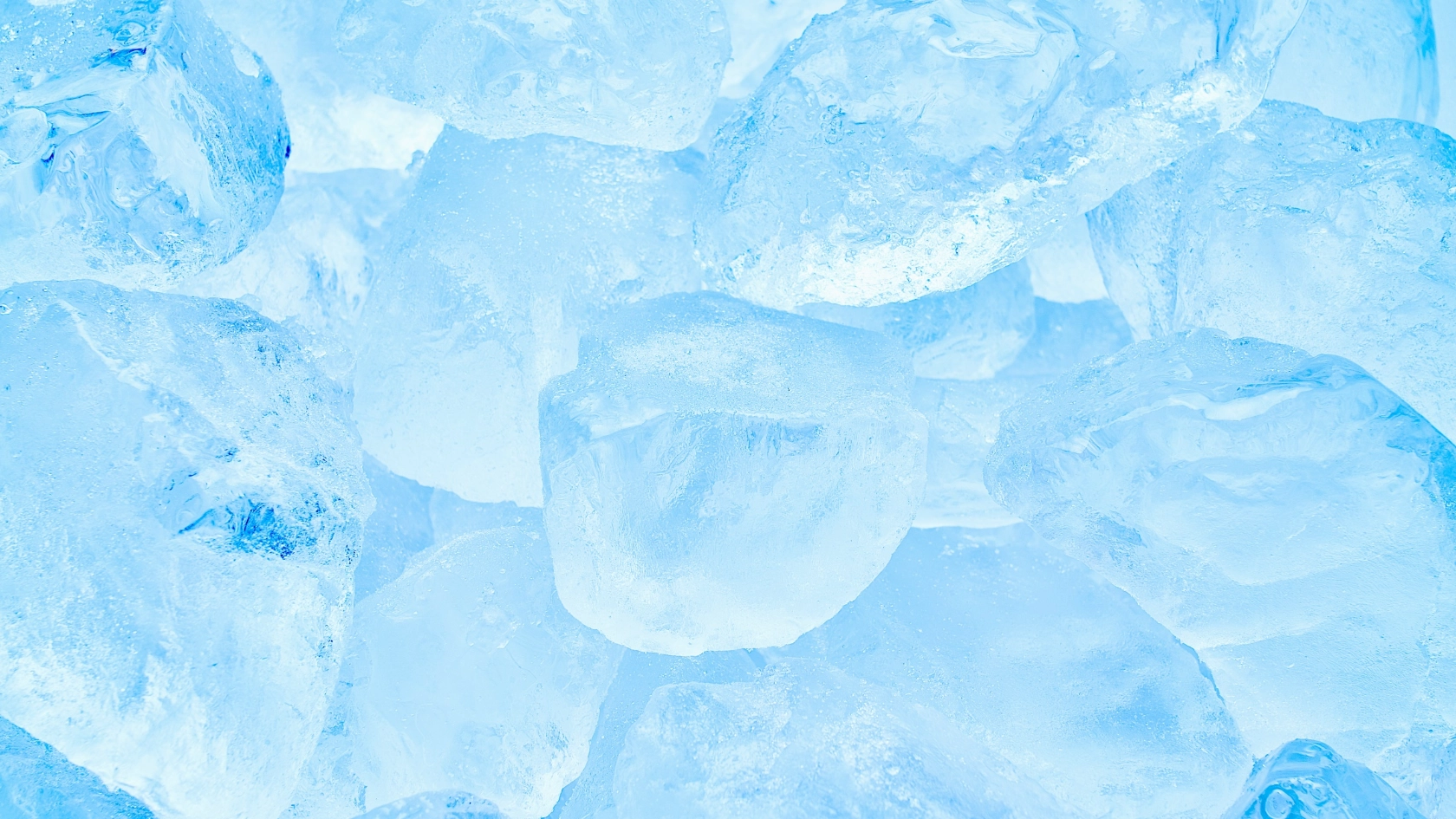 Eis / Eiswürfel / Eisstücke auf hellblauem Hintergrund.