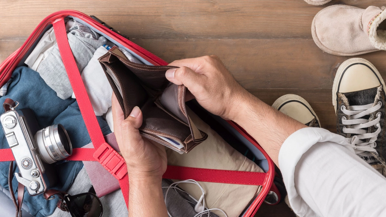 Leere Brieftasche im Reisegepäck