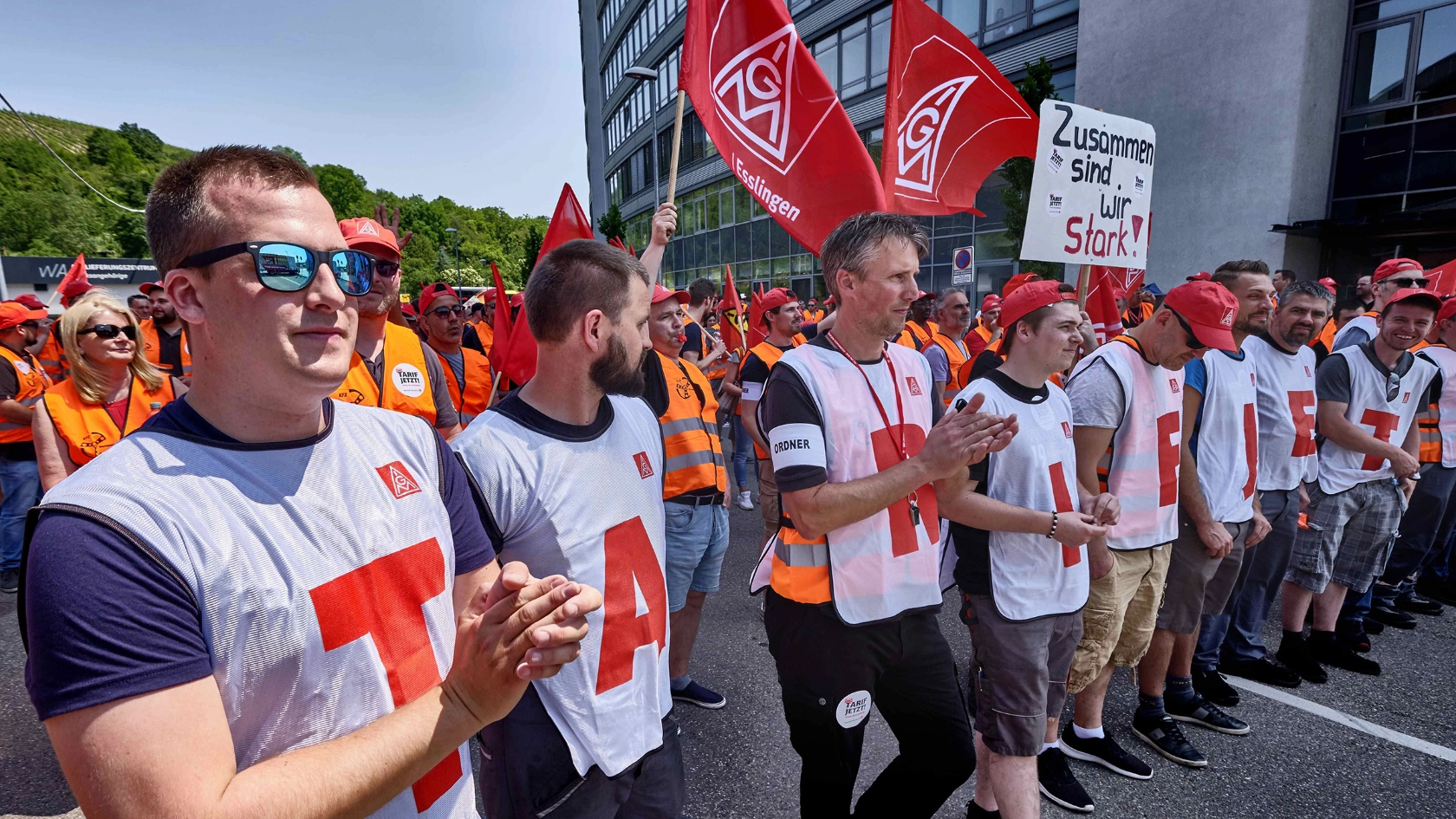 Beschäftigte demonstrieren während der Kfz-Tarifrunde 2018
