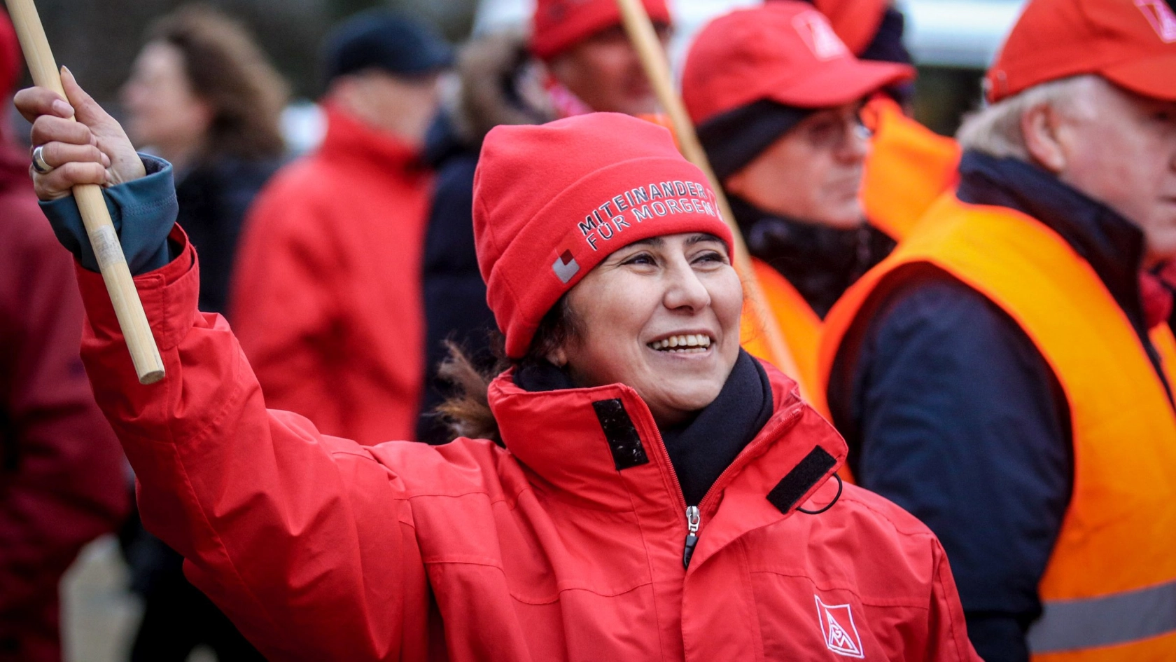 Frau mittleren Alters während der Tarifrunde 2018