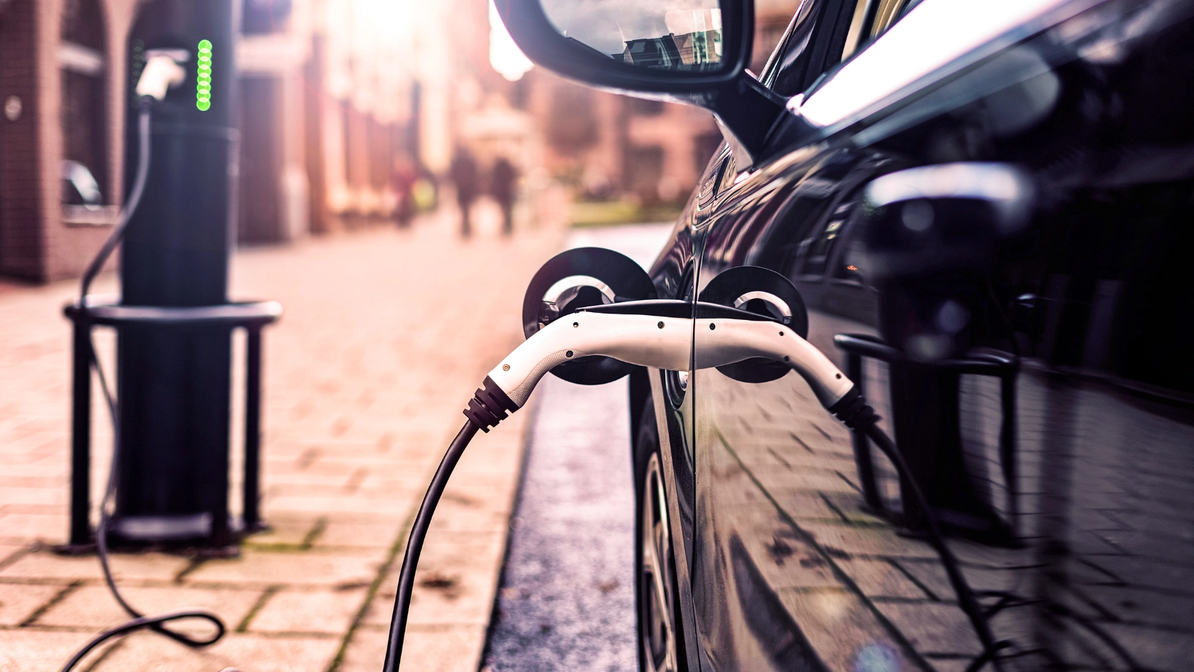 Ein Elektroauto steht an einer Ladestation