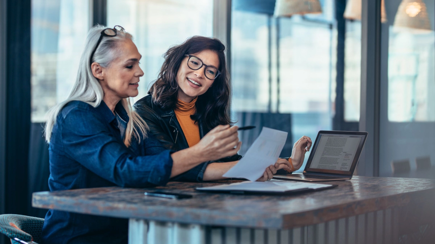 Zwei Frauen im Arbeitsgespräch