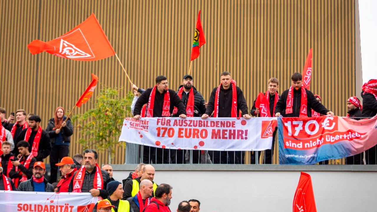 Ludwigsburg, Baden-Wuerttemberg, 15.10.2024: In Ludwigsburg finden Tarifverhandlungen zu M+E zwischen der IG Metall und Südwestmall statt. Die Gewerkschaft hat hierzu einen Aktionstag veranstaltet.