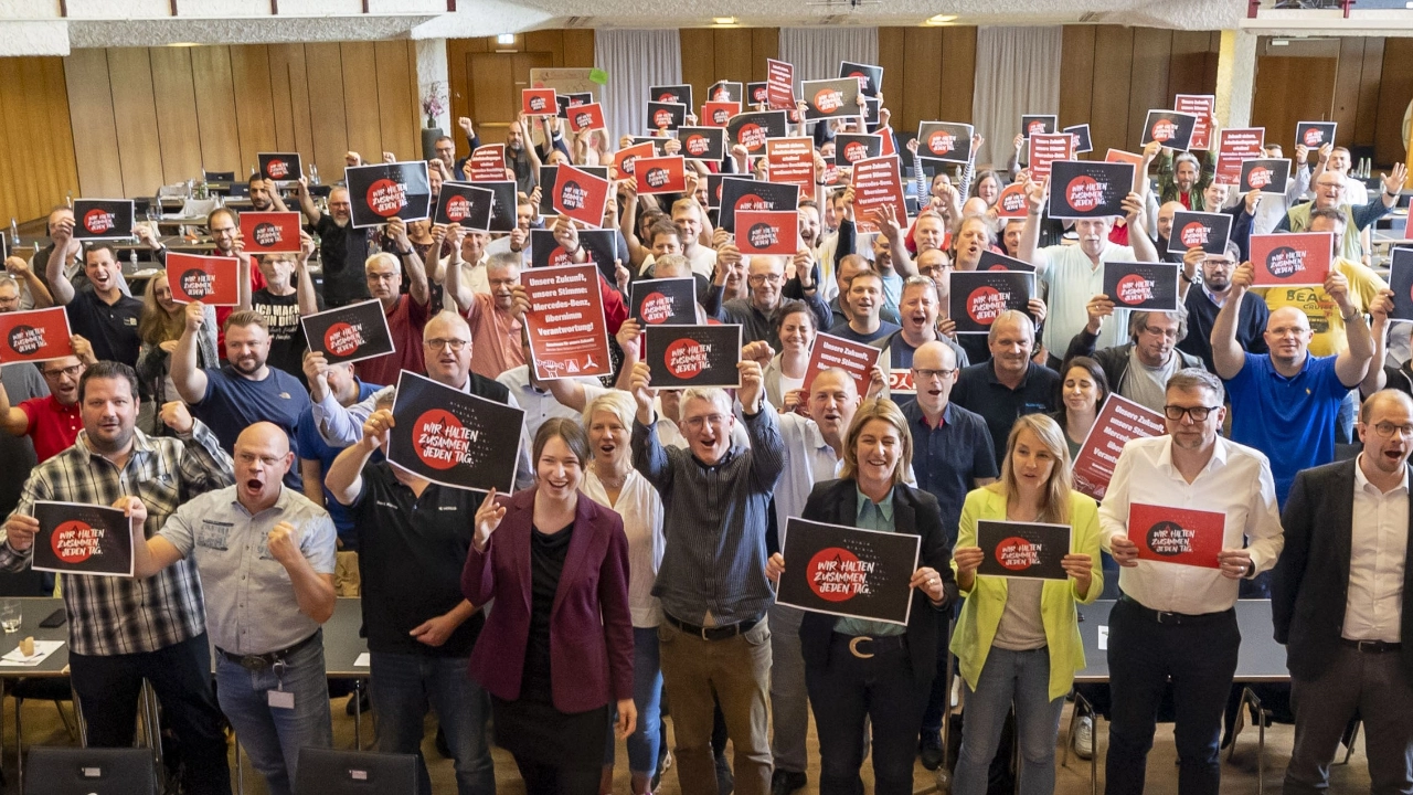 Soli-Aktion auf der Sitzung der Großen Tarifkommission M+E am 16. Mai 2024 für die Beschäftigten der Mercedes-Niederlassungen.
