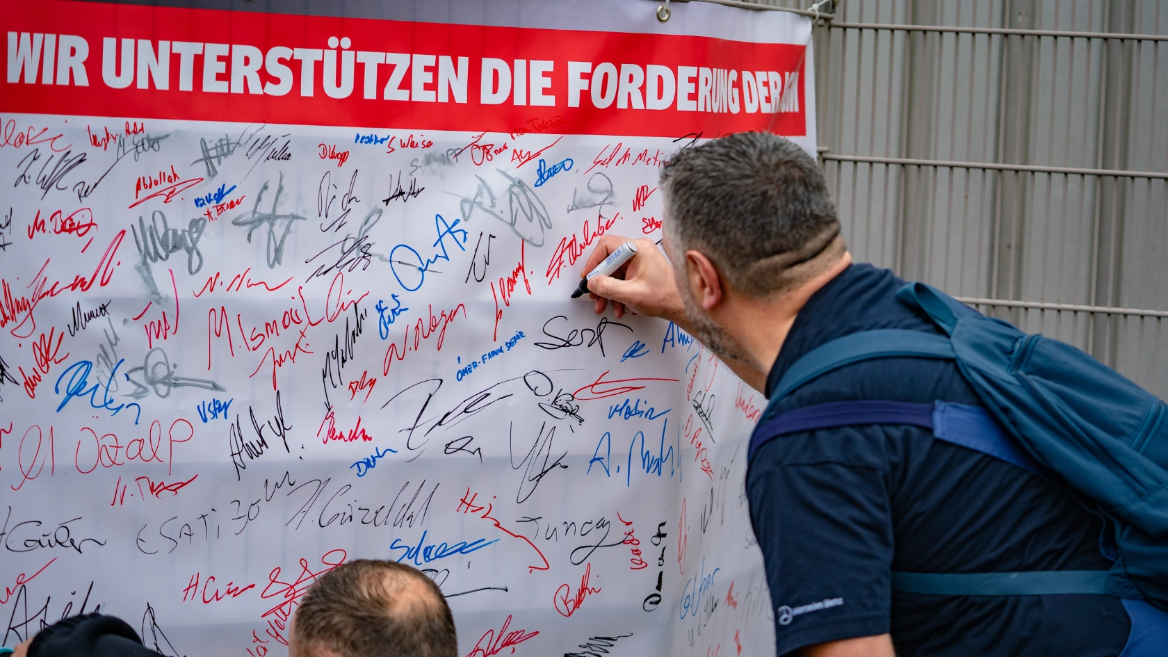 Stammbeschäftigte unterstützen die Leihbeschäftigten: Aktion bei Mercedes in Düsseldorf.