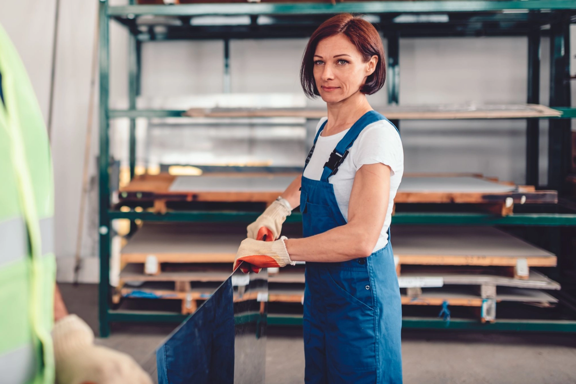 Arbeiterin mit Kollege in einem Metalllager