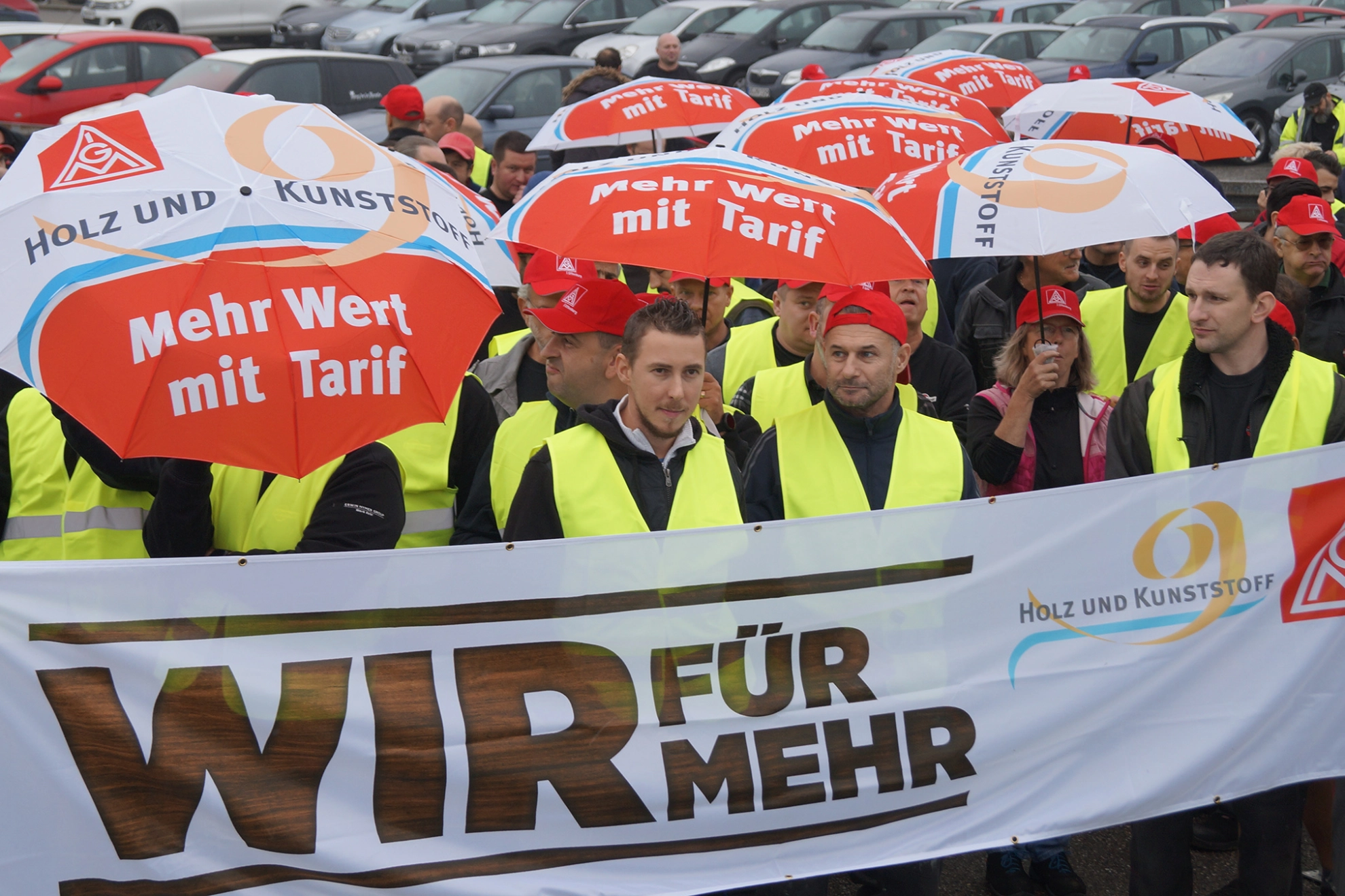 Beschäftigte der Holz und Kunststoffindustrie im Warnstreik