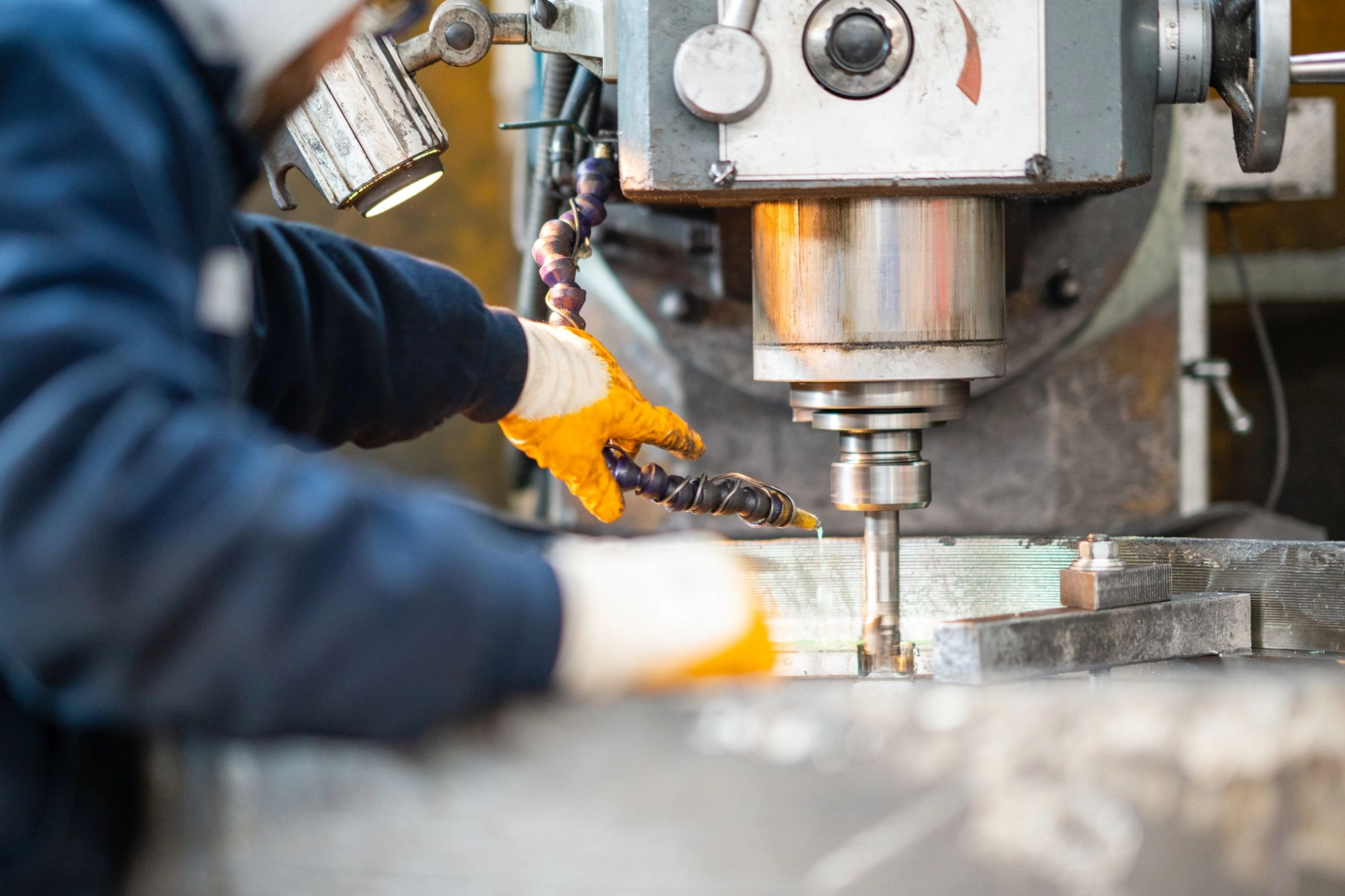 Arbeiter an der Fräsmaschine