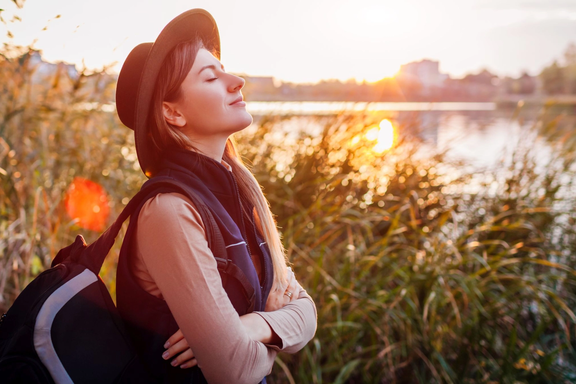 Junge Frau mit Rucksack am See