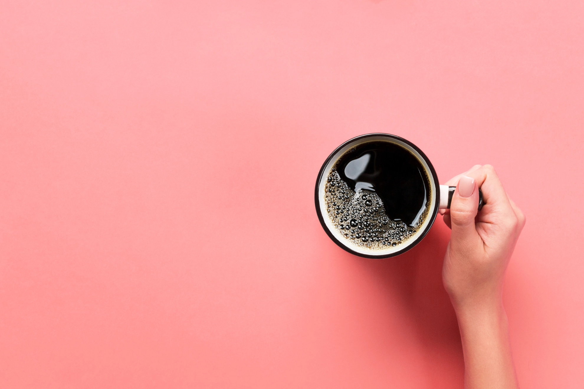 Hand an Kaffeetasse.