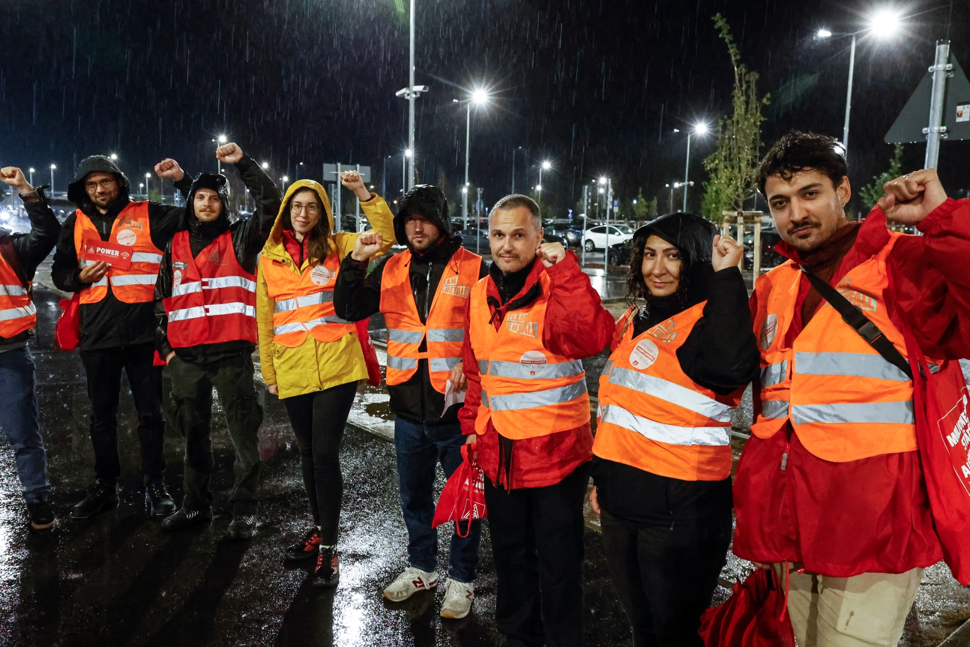 Blitz-Team Metallerinnen und Metaller aus dem ganzen Bundesgebiet unterstützten die Tesla-Beschäftigten bei ihrer Blitz-Aktion, in 18 Sprachen – ein entscheidender Faktor für den Erfolg der Blitz-Aktion: Die Belegschaft ist zur Hälfte international. Sie pendeln aus Polen, sind selbst eingewandert oder kommen aus Familien mit Migrationsgeschichte.