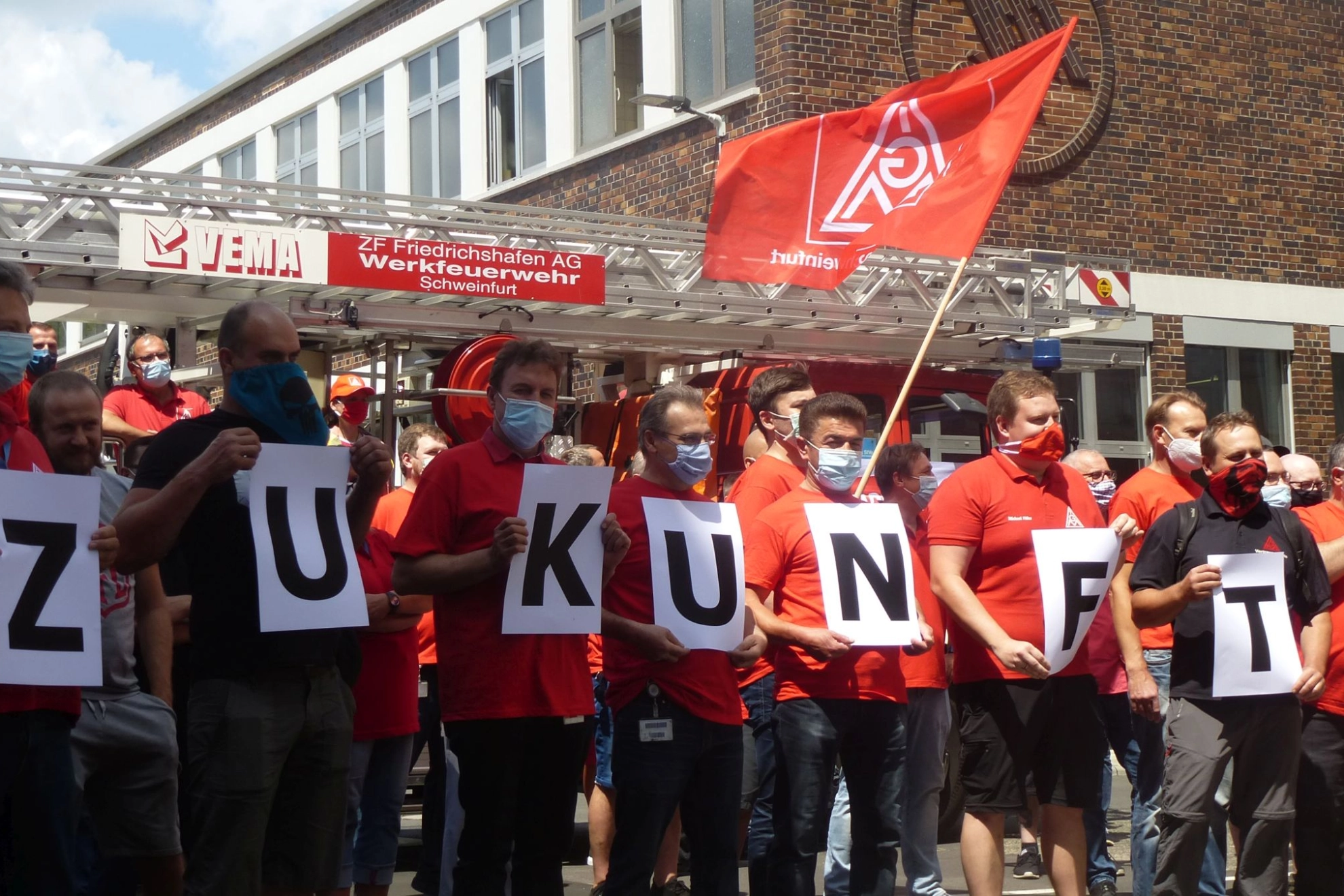 Beschäftigte von ZF Schweinfurt demonstrieren gegen Arbeitsplatzabbau und für Zukunftsperspektiven