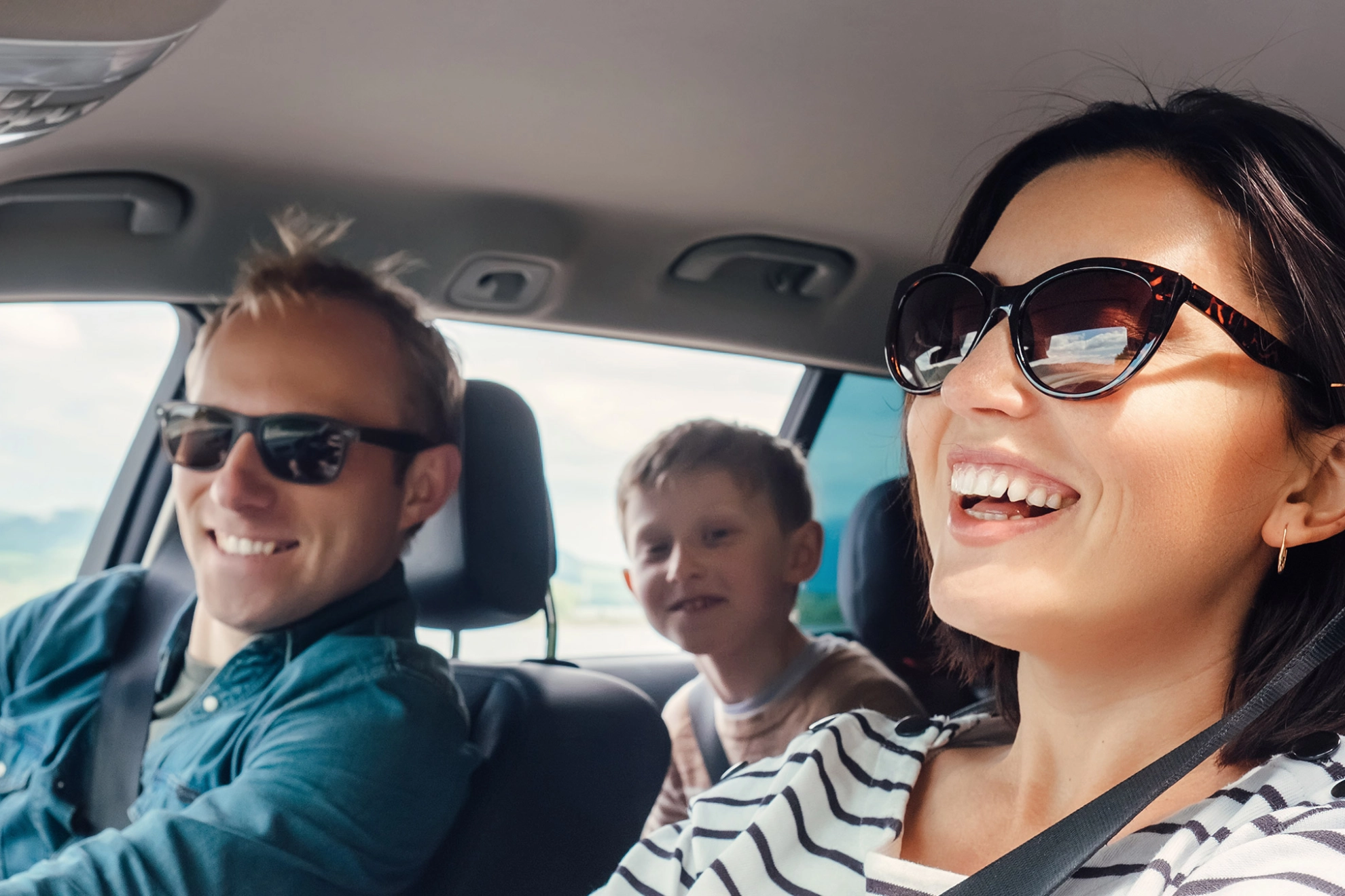 Familie macht im Auto einen Ausflug
