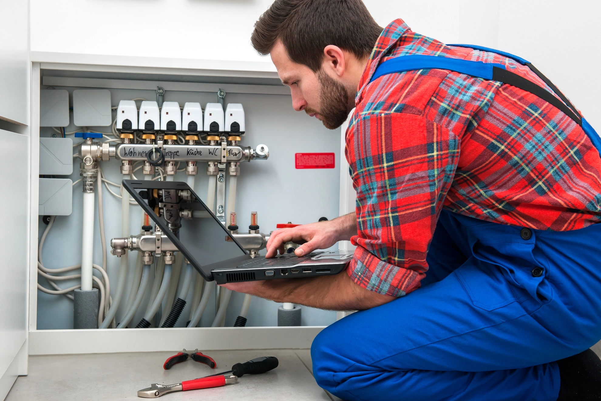 Techniker wartet eine Heizungsanlage