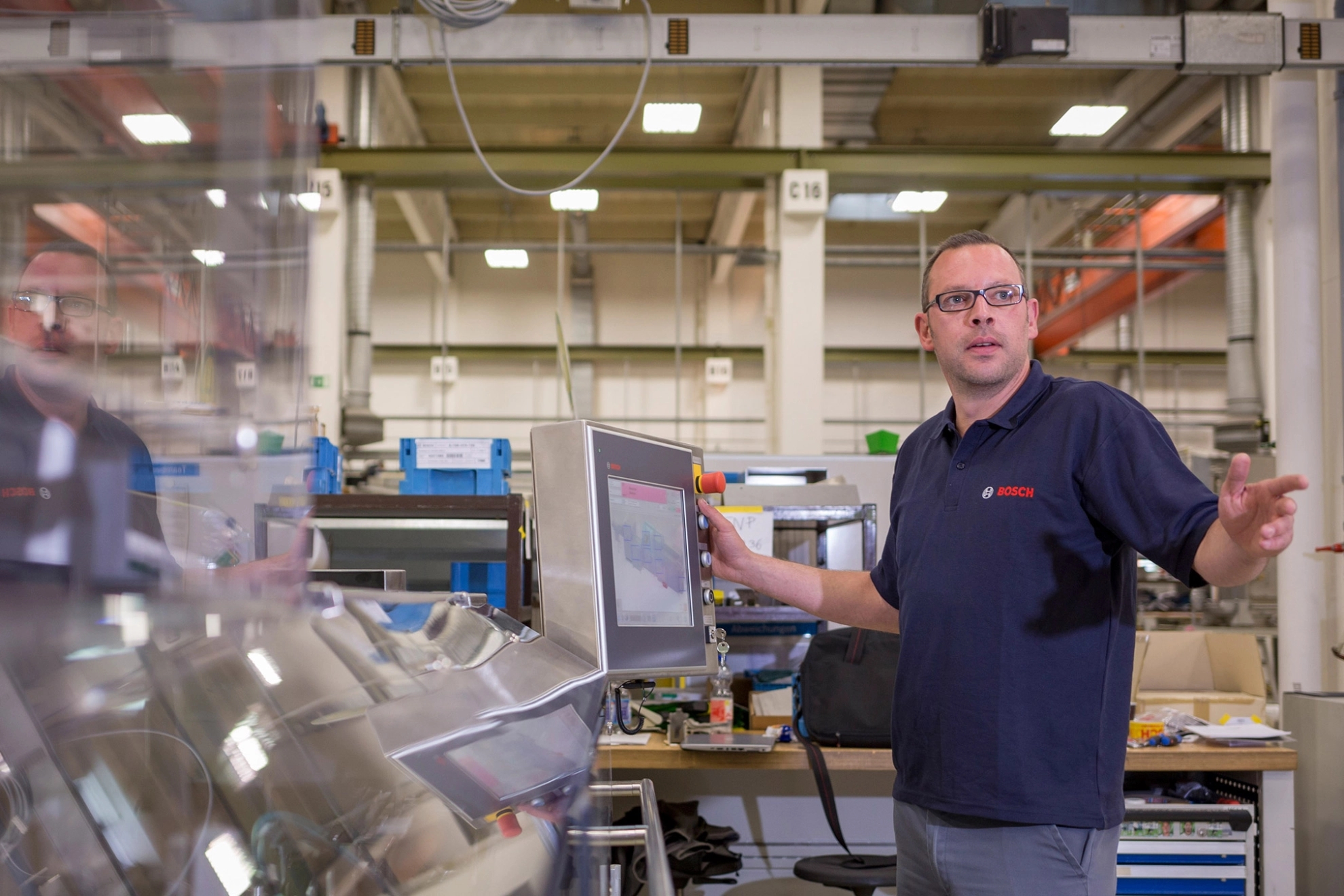 Arbeitsplatz, Fabrik, Werkshalle, Mann, Industrie 4.0, Bosch