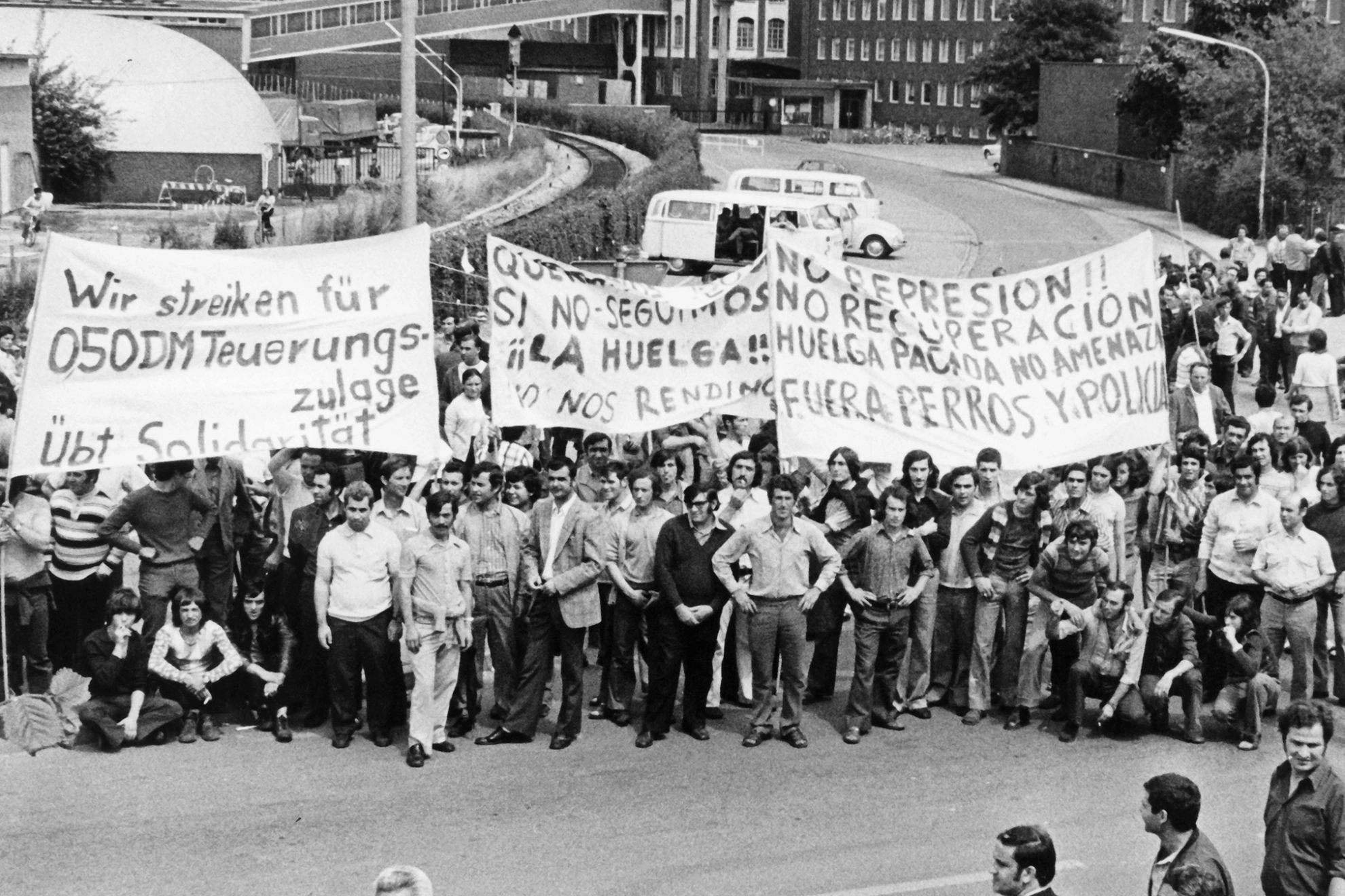 Rund 2.400 meist spanische Gastarbeiter machen am Donnerstag, den 19.07.1973, vor den Toren der Hella-Werke in Lippstadt mit Transparenten auf ihre Forderung nach einem Teuerungszulage von fünfzig Pfennig pro Stunde aufmerksam. Spontane Streiks wie dieser wurden despektierlich auch „wilde Streiks“ genannt