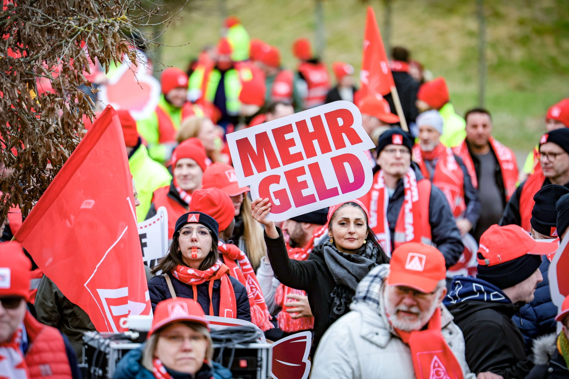 Beschäftigte machen Druck für ihre Forderungen vor der dritten Tarifverhandlung der Textil- und Bekleidungsindustrie West in Ostbevern