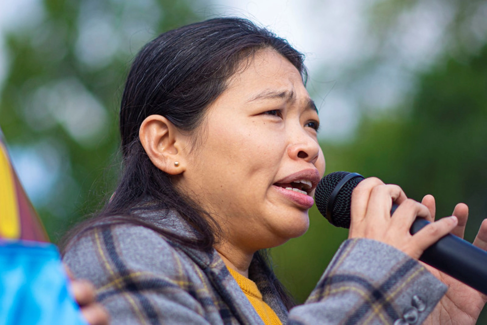 Khaing Zar Aung, Gewerkschafterin aus Myanmar, spricht bei einer Demo in Genf.