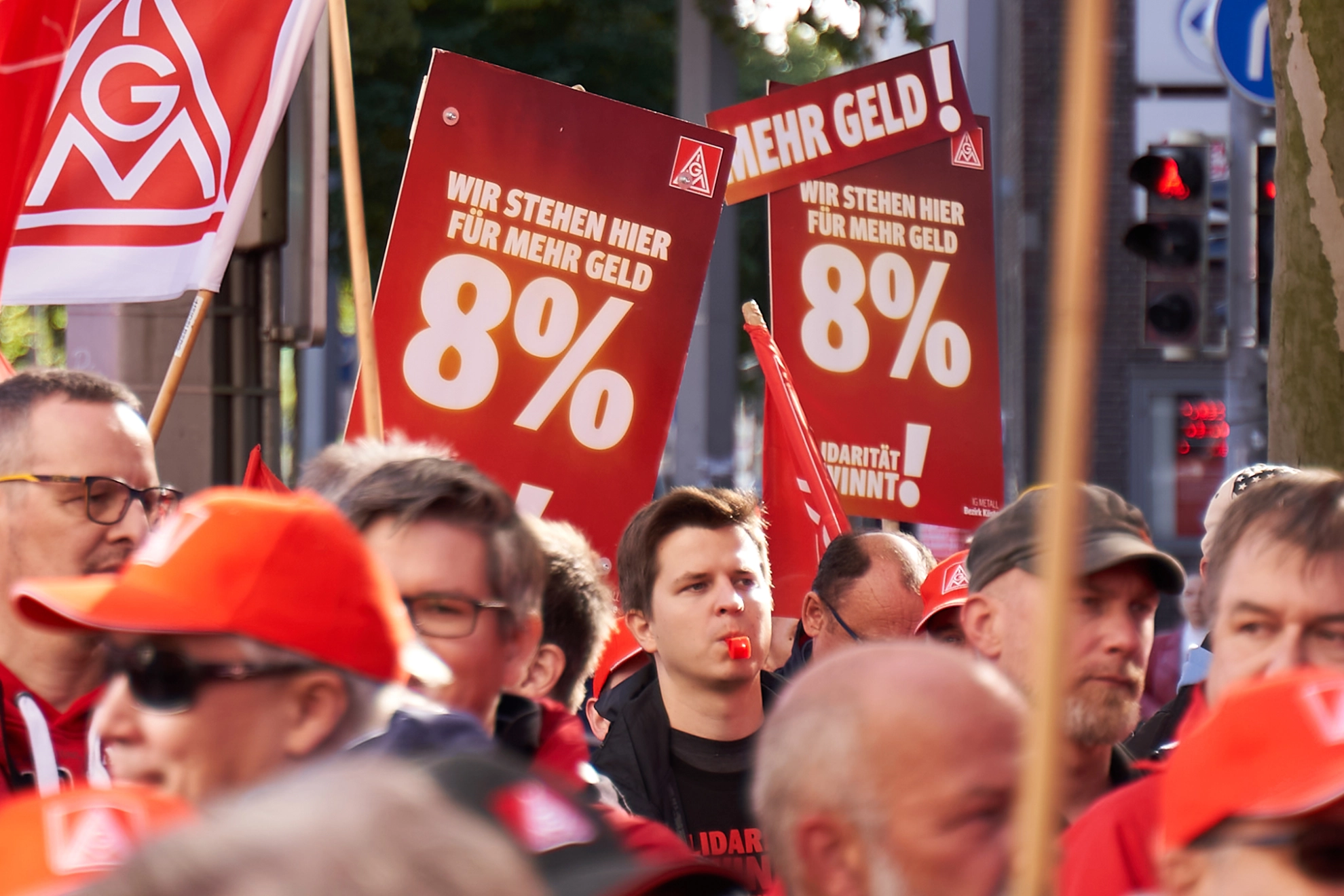 Bei einem Aktionstag zur Tarifbewegung demonstrieren in Bremen hunderte Beschäftigte