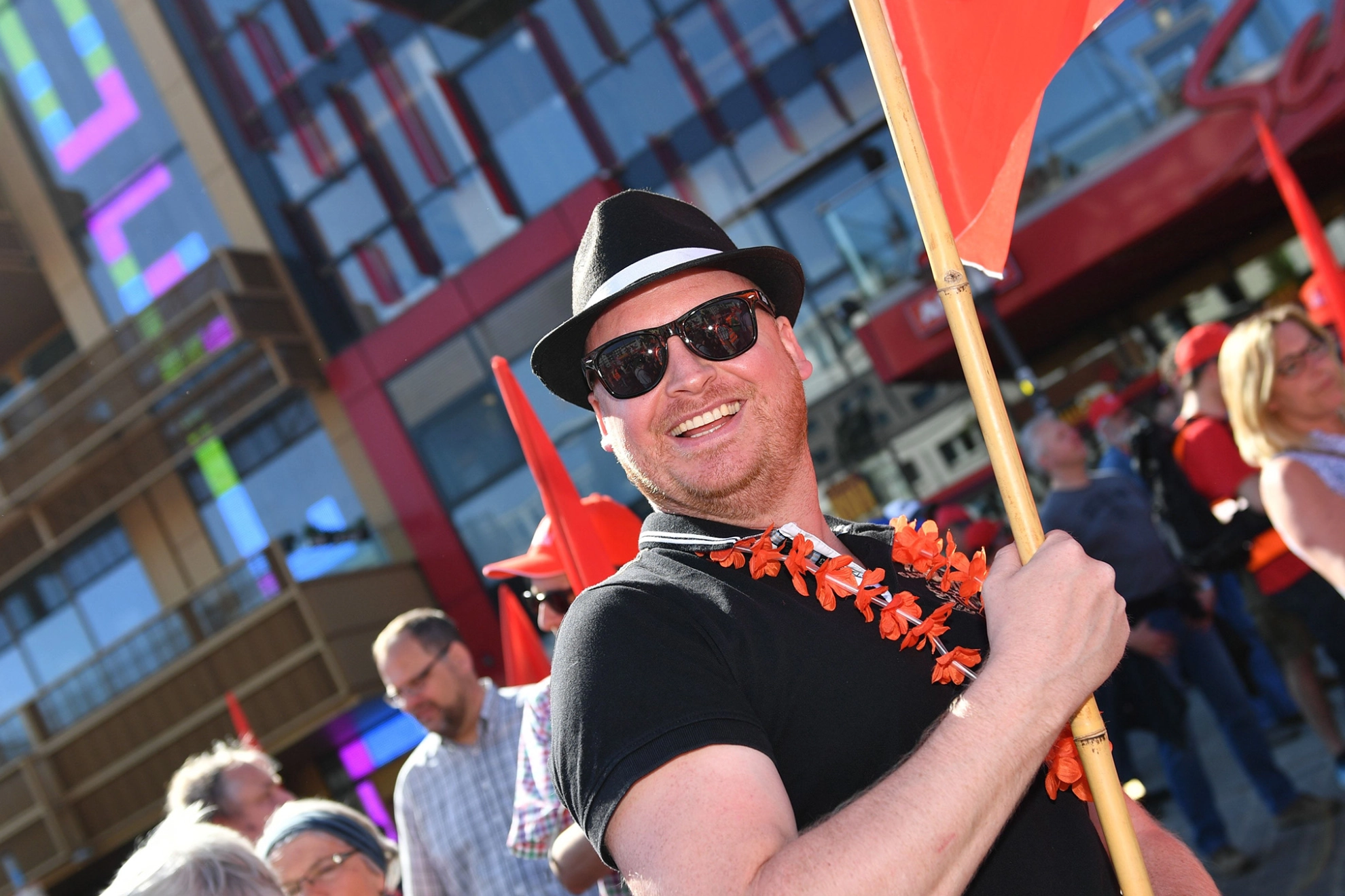 Junger Mann mit Fahne während der Metall-Tarifrunde 2016 in Hamburg