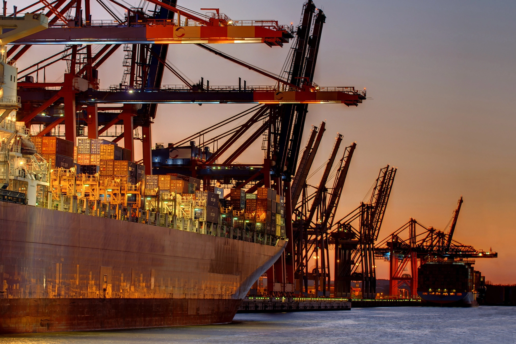 Containerschiffe werden im Hafen beladen