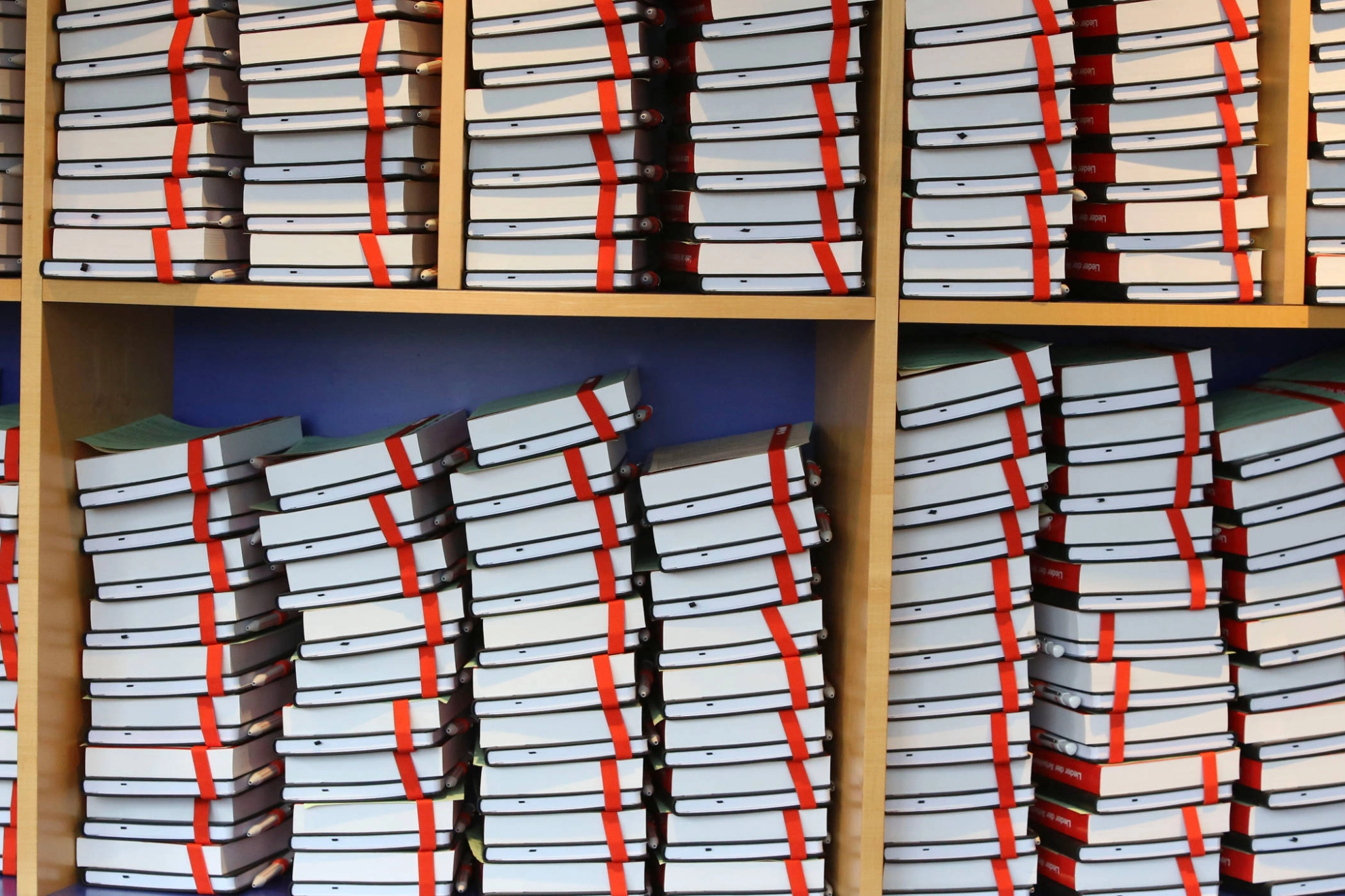 Bücher gestapelt in einem Regal