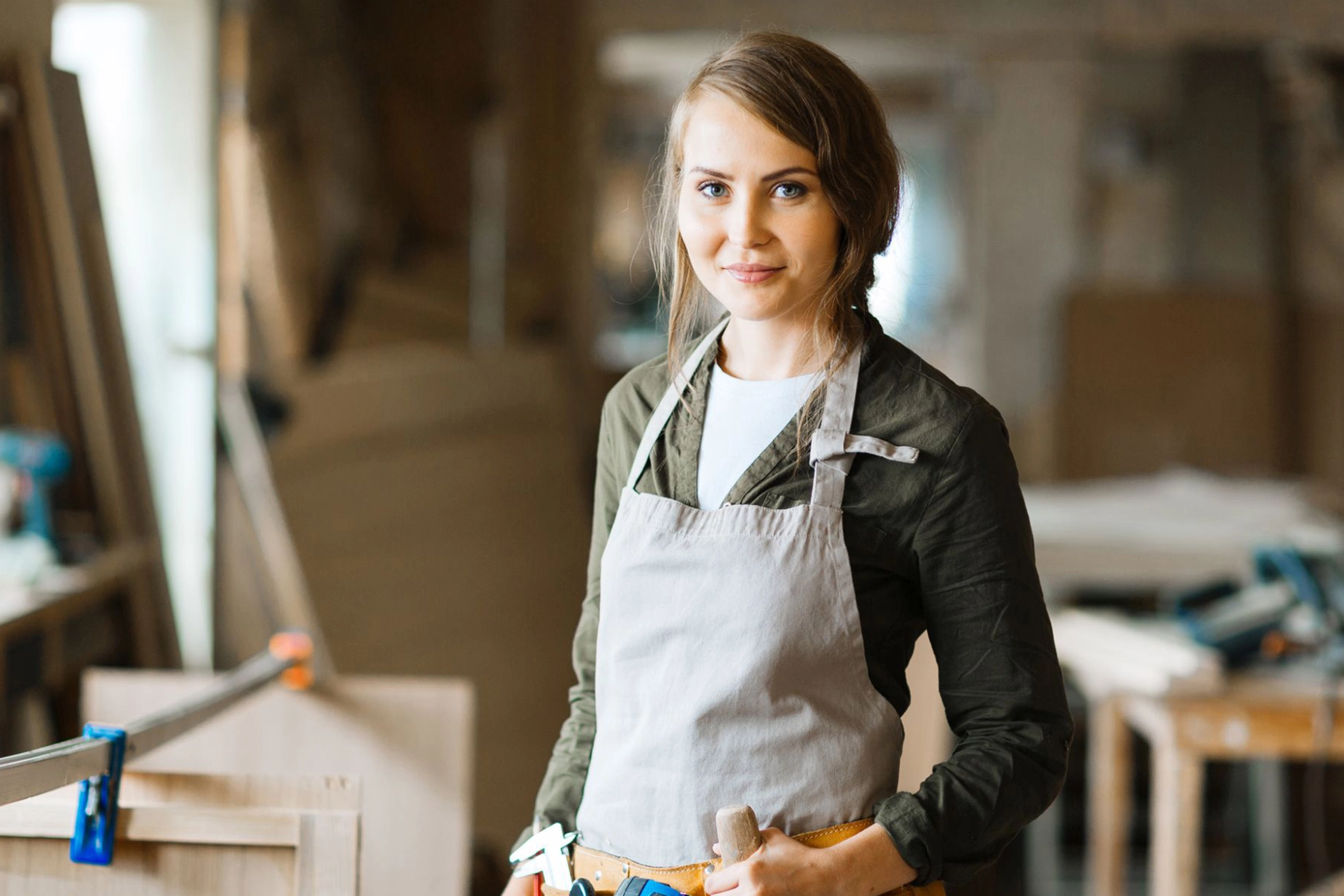 Schreinerin in einer Werkstatt