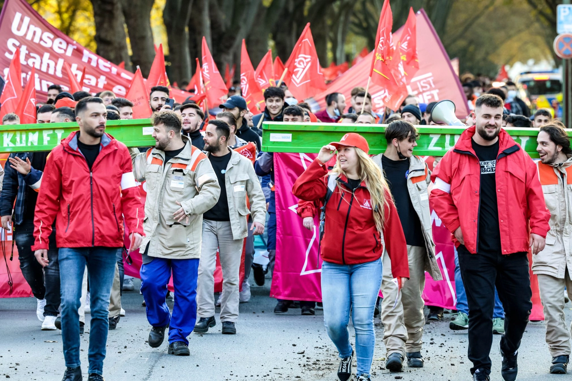 Fairwandel-Aktionstag: In Duisburg findet im Rahmen des bundesweiten Aktionstags die größte Aktion der IG Metall Jugend statt. Mit einem Demonstrationszug fordern die jungen Metallerinnen und Metaller lautstark mehr und bessere Ausbildung.