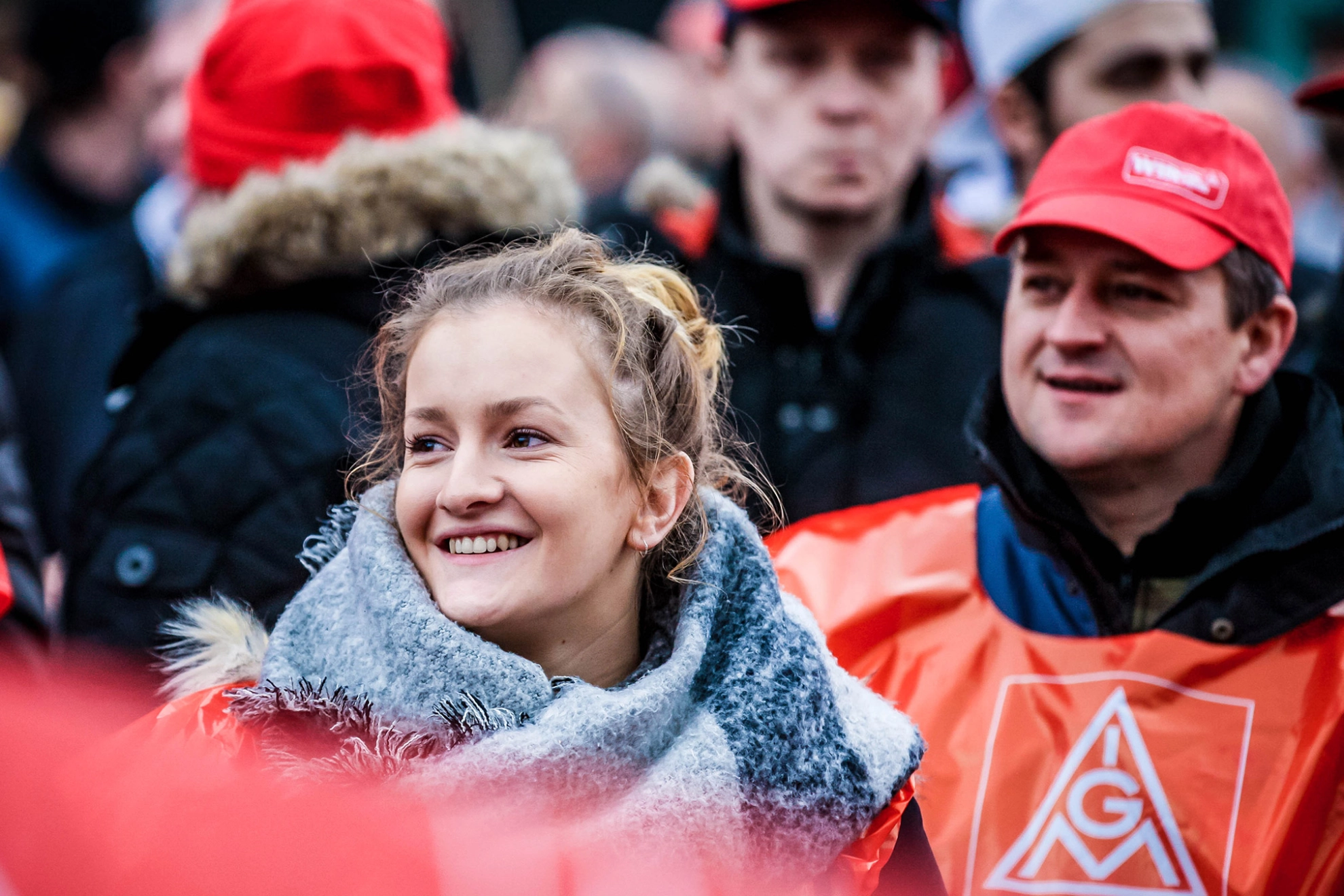 Jugend, IG Metall, IG Metall Jugend, Fahne, Logo, Jugendorganisation, Politik, Gesellschaft, Gewerkschaft, Solidarität, Frau, Schal, Demonstration, junge