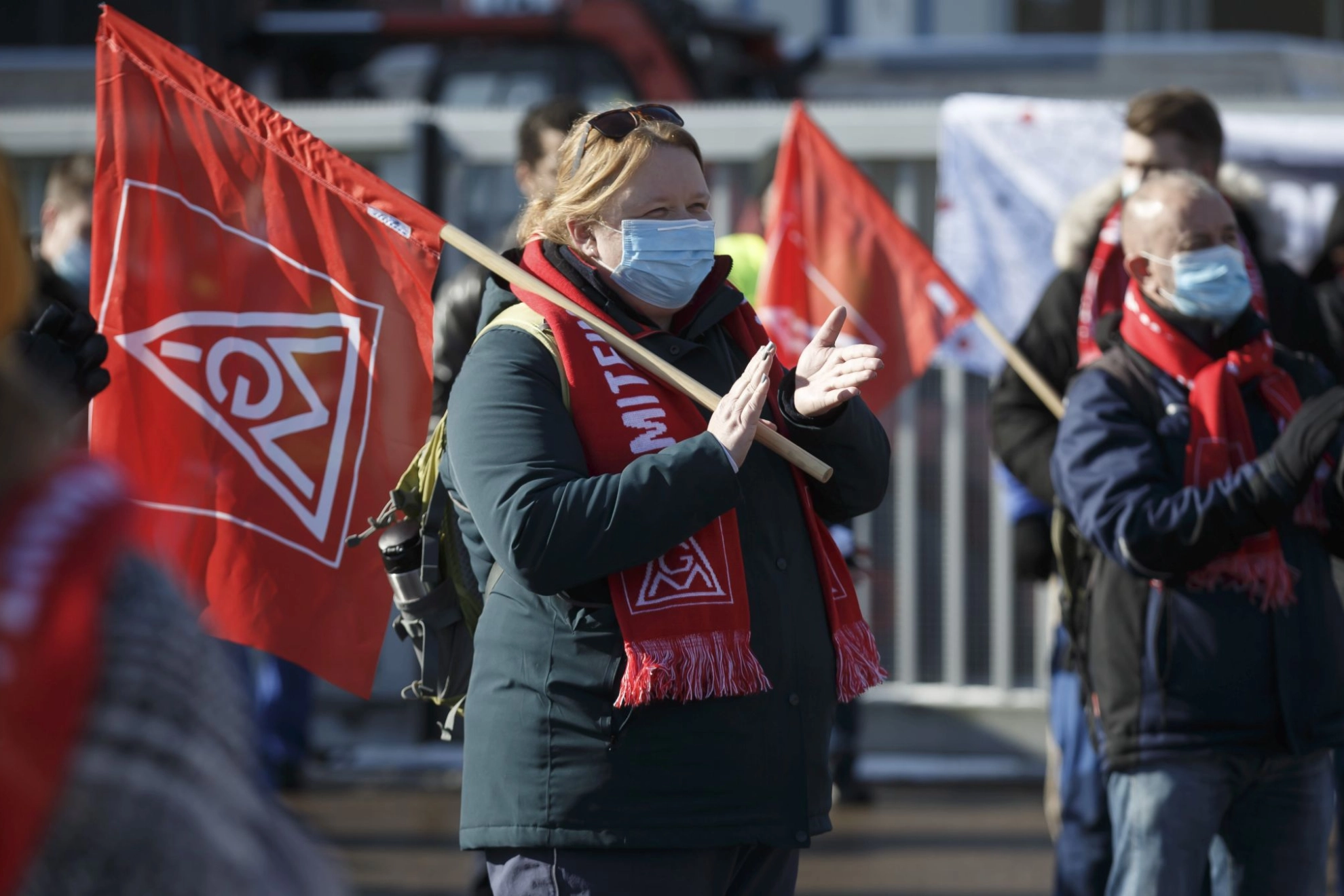 KAMPF UM ARBEITSPLÄTZE: 500 Beschäftigte von Bosch, Coperion, KBA MetalPrint und Mahle Behr in Stuttgart-Feuerbach demonstrieren gemeinsam für den Erhalt ihrer Arbeitsplätze.