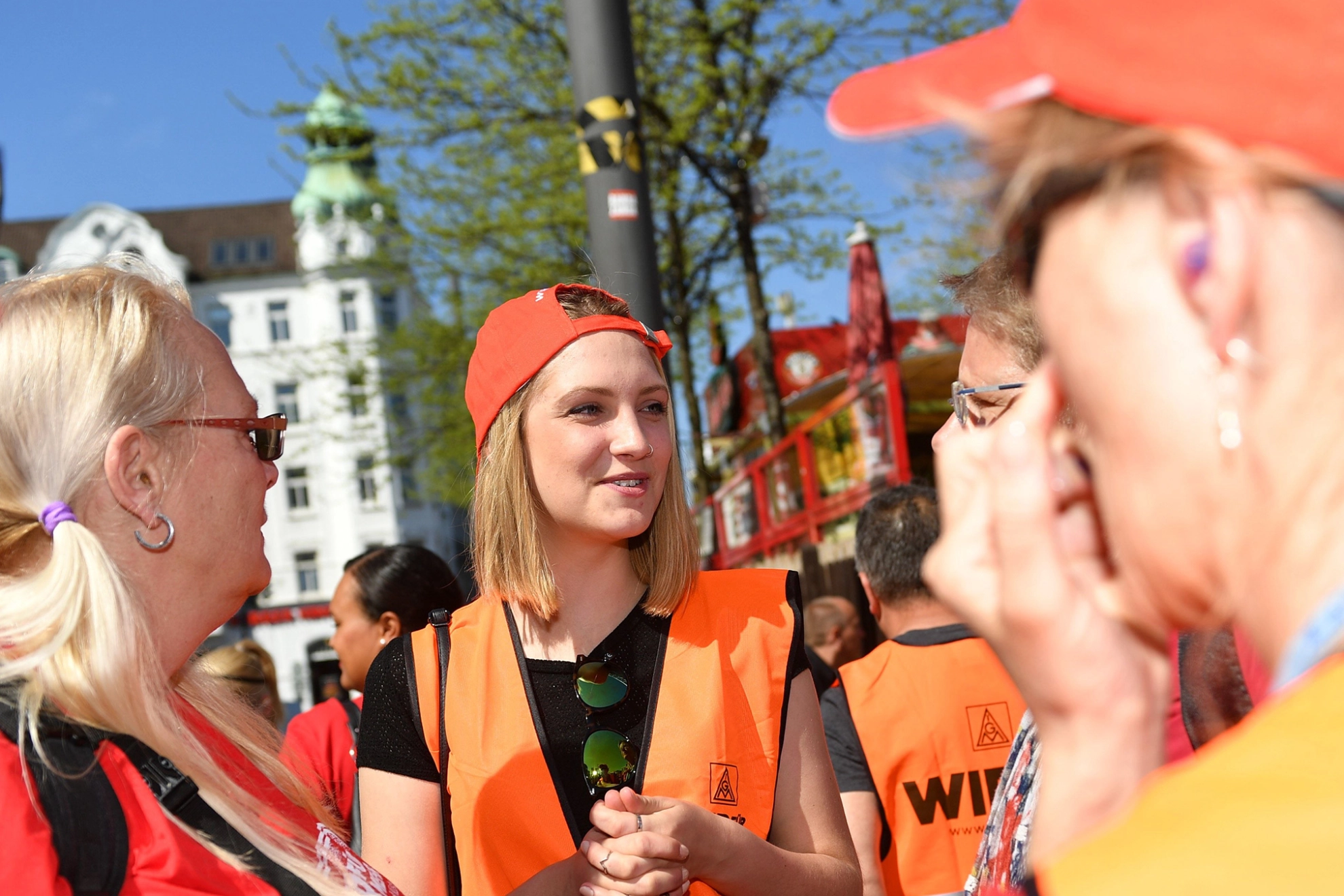 Frau mit einer orangenen Weste auf einem Streik