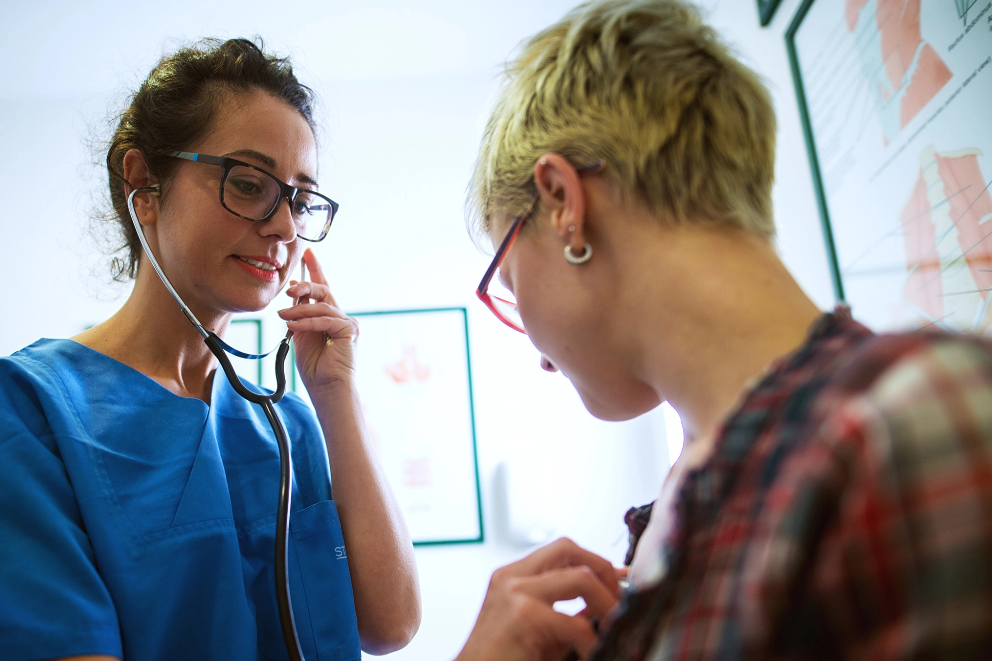 Eine Ärztin untersucht eine Patientin