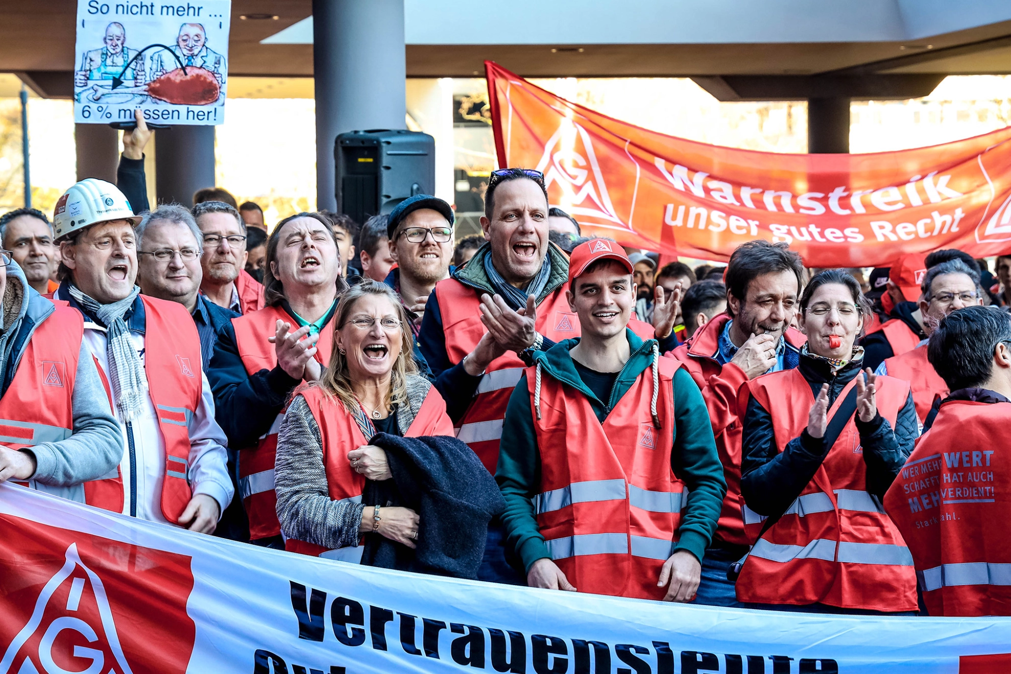 Demo auf der Stahl-Tarifrunde in Düsseldorf