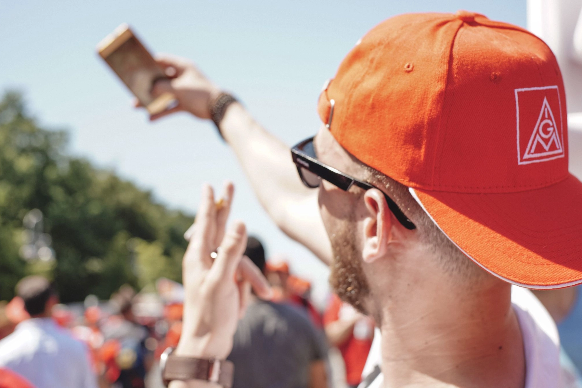 ein junger Metaller schießt auf der FairWandel-Kundgebung ein Selfie von sich