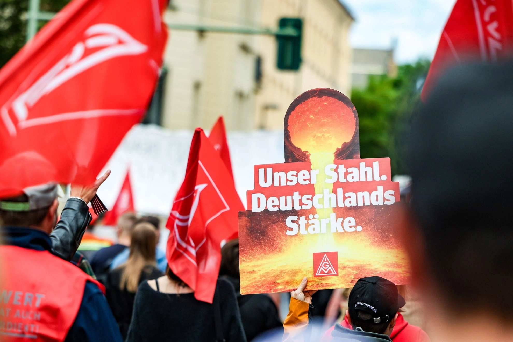 Unter dem Motto „Stahl hat Zukunft – bei uns!“ demonstrieren in Berlin rund 1700 Beschäftigte aus über 40 Stahlbetrieben für eine starke und zukunftsfähige Stahlindustrie. Nach einem Demonstrationszug vom Brandenburger Tor versammeln sich die Teilnehmenden zu einer Kundgebung vor dem Bundesministerium für Wirtschaft und Energie.